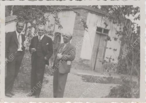 ΣΤΟΝ ΚΗΠΟ ΤΟΥ ΞΕΝΟΔΟΧΕΙΟΥ ΜΑΖΙ ΜΕ ΤΟΝ ΚΑΘΗΓΗΤΗ